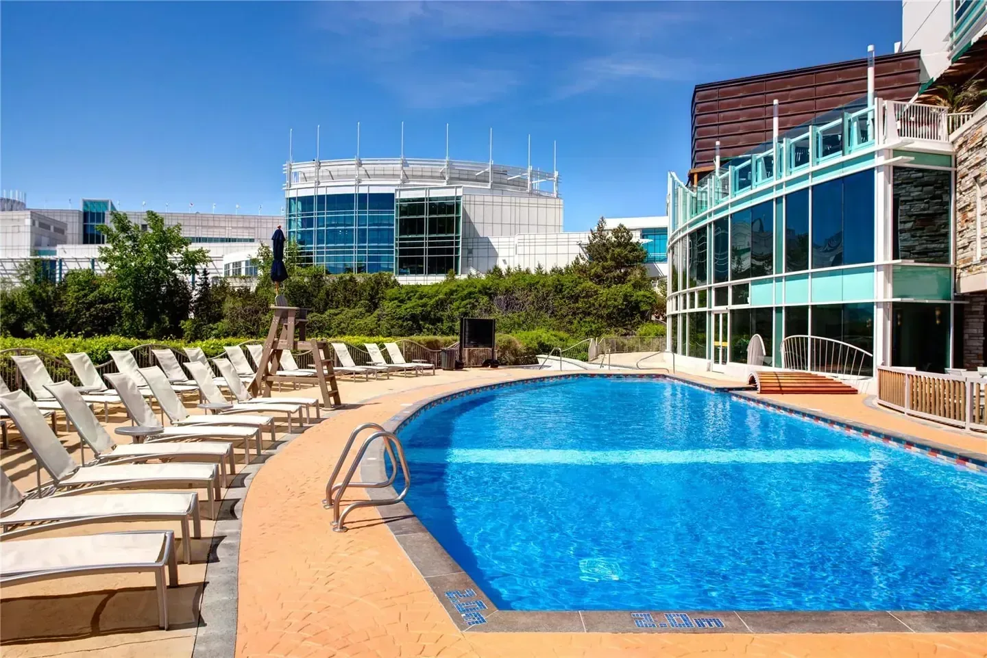 Outdoor pool and loungers at Hilton Lac-Leamy, Gatineau